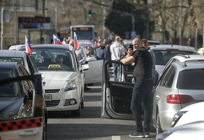 Taksisti so svoja vozila ustavili na Šubičevi ulici in drugih ulicah okoli poslopja državnega zbora v Ljubljani. FOTO: Blaž Samec/Delo