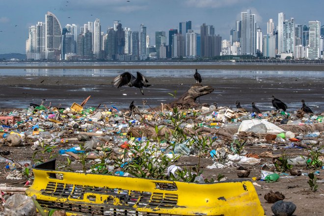 Odpadna plastika na panamskih plažah. FOTO: Luis Acosta/AFP