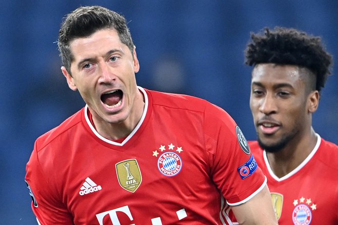 Bayernov as Robert Lewandowski je zabil prvi gol Laziu. FOTO: Alberto Pizzoli/AFP