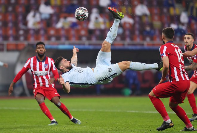 Olivier Giroud se je izkazal z izjemnim golom. FOTO: Stefan Constantin/Reuters