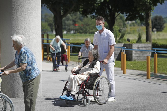 Obremenitve zaposlenih v DSO so zaradi pomanjkanja kadra večje. Foto Leon Vidic