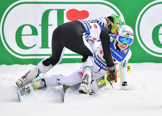 Nika Križnar in Ema Klinec sta bili na prvem treningu na srednji skakalnici v Oberstdorfu med najdaljšimi. FOTO: Barbara Gindl/AFP