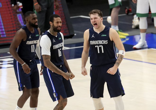 Luka Dončić je v končnici ohranil mirne živce in z dvema trojkama v razmaku 15 sekund odločil dvoboj. FOTO: Kevin Jairaj/Usa Today Sports