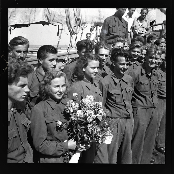 Zbor na šolski ladji Viševica 16. avgusta 1948 v Kopru<br />
Foto Mario Magajna, Narodna in študijska knjižnica Trst