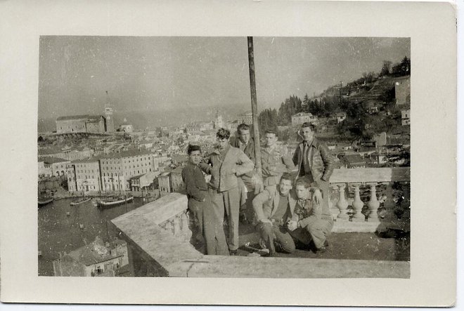 Maturanti Pomorskega tehnikuma Piran leta 1949 na terasi dijaškega doma, nekdanje Vile Ferrari. Foto družinski arhiv