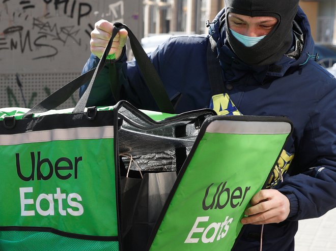 Uber Eats se sooča s kritikami na račun delovnih pogojev dostavljalcev. FOTO: Valentyn Ogirenko/Reuters