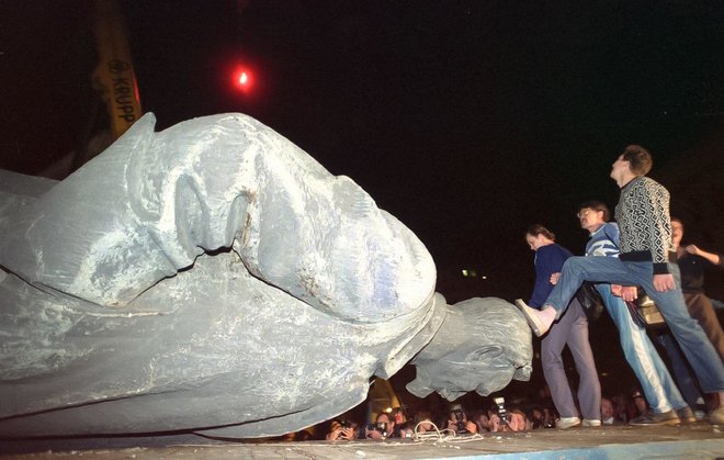 Petnajsttonski kip očeta boljševistične tajne policije Feliksa Dzeržinskega je pred množico avgusta 1991 rešil žerjav. FOTO: AFP
