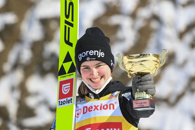 Nika Križnar je v Oberstdorf pripotovala s širokim nasmehom in rumeno majico vodilne skakalke v svetovnem pokalu. FOTO: Daniel Mihailescu/AFP