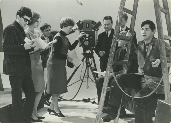Marija Šeme Baričevič na snemanju tv nanizanke&nbsp;<em>Večerna šola </em>avtorja&nbsp;Alberta Paplerja v letih 1965&ndash;1966.<br />
FOTO: Osebni arhiv