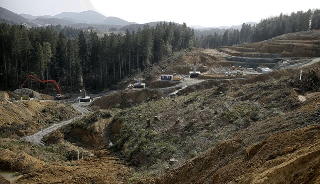 V Gaberkah so izvedli obsežna zemeljska dela, raste tudi že prvi steber viadukta. FOTO: Blaž Samec/Delo