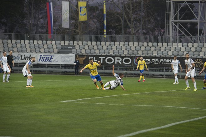 Koper je po treh sušnih kolih in prvič letos osvojil vse tri točke, potem ko je Darko Mišić dosegel edini gol proti Muri. FOTO: Sara Glavina