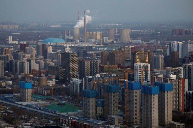 V predmestju Pekinga rasejo nove stanovanjske stolpnice v bližini termoelektrarne.<br />
FOTO: Tingshu Wang/Reuters