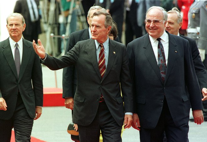 Predsednik ZDA George Bush in nemški kancler Helmut Kohl ter ameriški državni sekretar James Baker FOTO: Michael Urban/Reuters