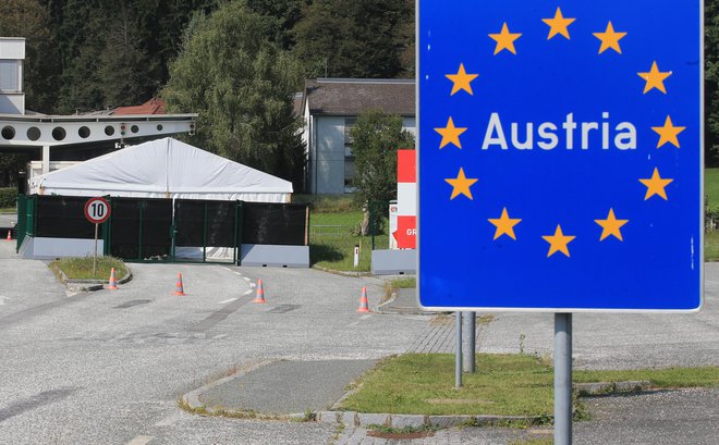 Državna cesta na tretji razvojni osi se bo končala na mejnem prehodu Holmec. FOTO: Tadej Regent/Delo