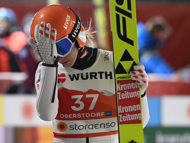 Mlada Avstrijka Marita Kramer je krivdo za slabši finalni skok prevzela nase. FOTO: Christof Stache/AFP
