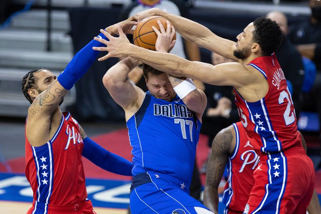 Z odlično obrambo so košarkarji Philadelphie omejili prvega zvezdnika Dallasa Luko Dončića in opravili levji delež naloge za prepričljivo zmago. FOTO: Bill Streicher/Usa Today Sports