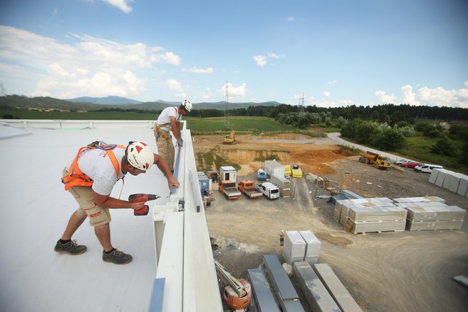 Po prvi oceni je slovenski bruto domači proizvod v tekočih cenah lani znašal 46.297 milijonov evrov, kar je nominalno za 4,3 , realno pa za 5,5 odstotka manj kot v letu 2019.FOTO Jure Eržen/delo&nbsp;