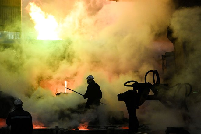 Pogled na metalurško delavnico v Rudarsko-metalurškem podjetju Kola MMC, enoti ruskega kovinskega in rudarskega podjetja Nornickel, v mestu Monchegorsk. FOTO: Kirill Kudryavtsev/Afp<br />
<br />
<br />
<br />
&nbsp;