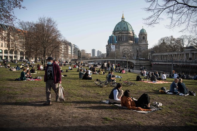 Toplo vreme je zvabilo na prosto številne Berlinčane, ki si želijo vrnitev v normalnost.<br />
Foto Stefanie Loos/AFP