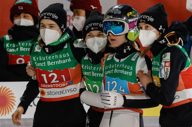 Nika Križnar, Špela Rogelj, Ema Klinec in Urša Bogataj so po razburljivem finalu takole nestrpno pogledovale na semafor rezultatov. FOTO: Odd Andersen/AFP