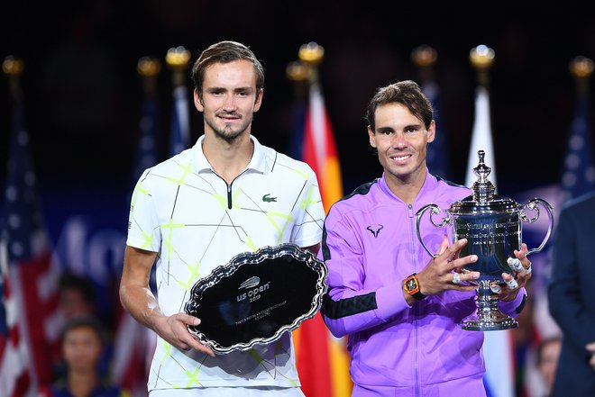 Zmagovalec Rafael Nadal (desno) in finalist Daniil Medvedjev po predlanskem turnirju na odprtem prvenstvu ZDA. FOTO: Johannes Eisele/AFP