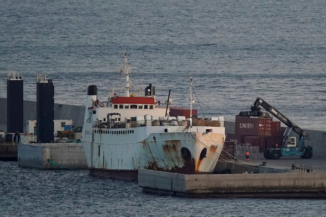 Ladja Karim Allah, ki je prevažala skoraj tisoč glav goveda s sumom na okužbo z boleznijo modrikastega jezika, je trenutno v pristanišču Escombreras v španski Cartageni. FOTO: Juan Medina/Reuters