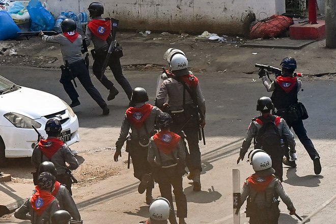 Policija lovi protestnike po razbitju demonstracij proti vojaškemu udaru. FOTO: Ye Aung Thu/Afp