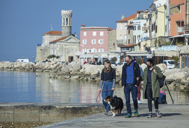 V obalno-kraški regiji je ponovno prepovedano zbiranje ljudi, razen za 12 izjem je prepovedan vstop in izstop iz regije, ni pa gibanje omejeno na občine.&nbsp;FOTO: Jože Suhadolnik/Delo&nbsp;