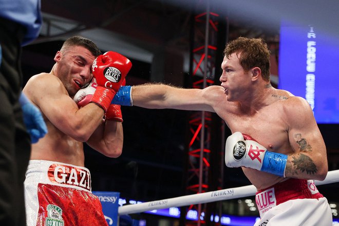 Saul Alvarez (desno) je brez večjih težav premagal Avnija Yildirima. FOTO: Ed Mulholland/AFP