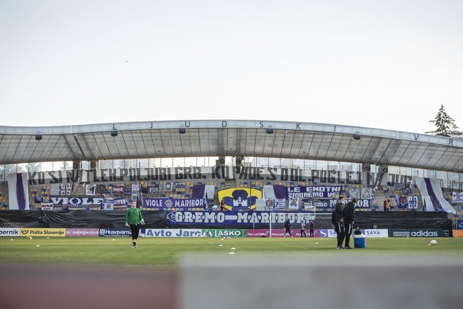 Mariborski navijači pogosto vplivajo na odločitve vodilnih mož vijoličnih in niso nasprotovali odstavitvi trenerja Maura Camoranesija ter športnega direktorja Oliverja Bogatinova. FOTO: Jure Banfi/Sobotainfo