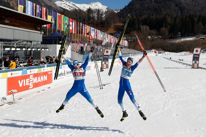 Anamarija Lampič (desno) and Eva Urevc sta proslavili nov podvig slovenskega smučarskega teka. FOTO: Odd Andersen/AFP