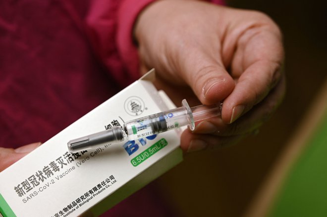 Madžarski premier Viktor Orban je danes sporočil, da je prejel prvi odmerek cepiva proti novemu koronavirusu, ki ga je razvilo kitajsko podjetje Sinopharm. FOTO: Attila Kisbenedek/AFP