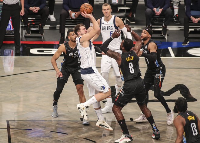 Luki Dončiću (z žogo) je lažje po okrevanju Kristapsa Porzingisa (v ozadju). FOTO: Wendell Cruz/USA Today Sports