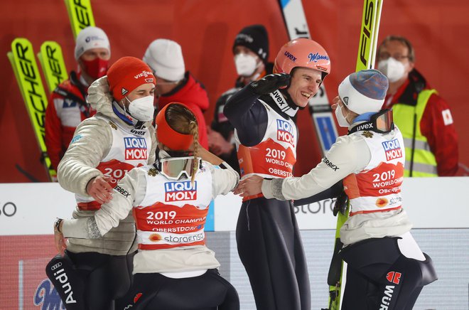 Nemška mešana skakalna reprezentanca je kar presenetljivo osvojila in hkrati ubranila naslov svetovne prvakinje na domačih tleh. FOTO: Kai Pfaffenbach/Reuters