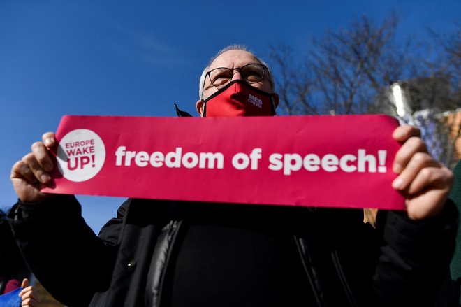 Če kot družba še naprej želimo uživati privilegij svobode govora, smo dolžni to svobodo braniti. FOTO: John Thys/AFP