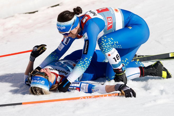 Slovenki Eva Urevc in Anamarija Lampić sta Sloveniji pritekli že peto kolajno na nordijskem SP v Oberstdorfu. FOTO: Odd Andersen/AFP