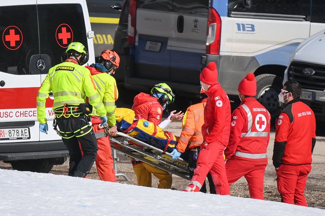Norvežanko Kajso Vickhoff Lie so po huden padcu najprej oskrbeli ob progi in nato s helikopterjem prepeljali v bolnišnico. FOTO: Marco Bertorello/AFP