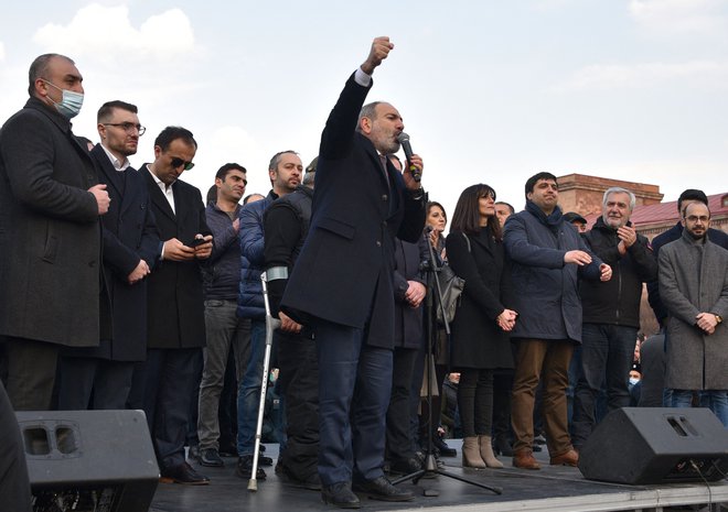 Danes zvečer se bodo na osrednjem Trgu republike v Erevanu spet zbrali protestniki, ki jih je na shod povabil premier Nikol Pašinjan. FOTO: Karen Minasyan/AFP