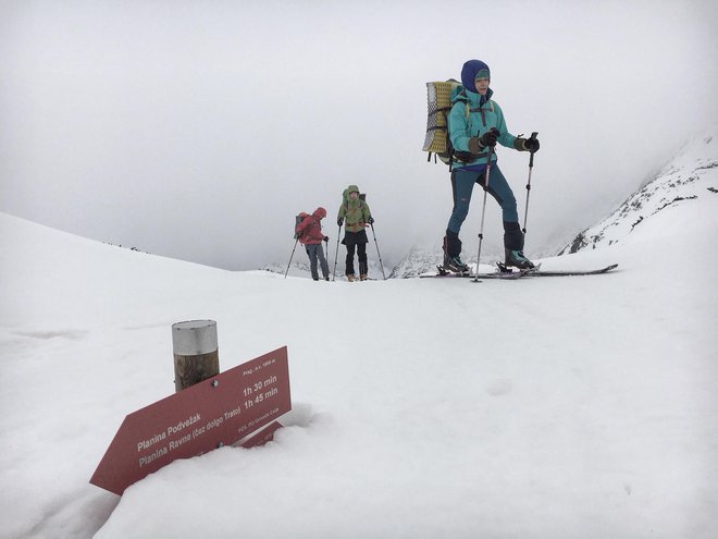 Preden pa se sploh podamo na kakršnokoli turo, je potrebno osnovno znanje plazovne varnosti in reševanja izpod plazov, saj se bomo le tako lahko varno gibali po zimskem gorskem svetu in v primeru sproženega snežnega plazu ustrezno, učinkovito in varno ukrepali. FOTO: Arhiv Peter Jeromel