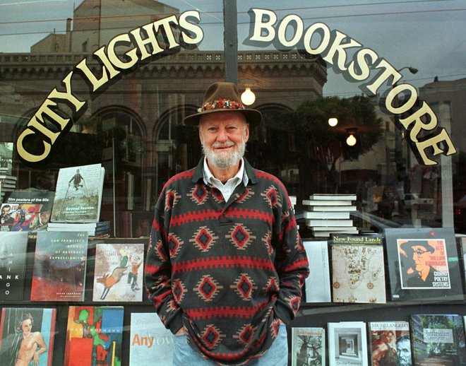 Lawrence Ferlinghetti pred svojo knjigarno v San Franciscu<br />
FOTO: Reuters