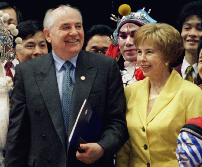 Na Zahodu velja za politika, ki je veliko pripomogel k temu, da se je hladna vojna končala. Na fotografiji z ženo Raiso, ki je umrla leta 1999. FOTO: Reuters