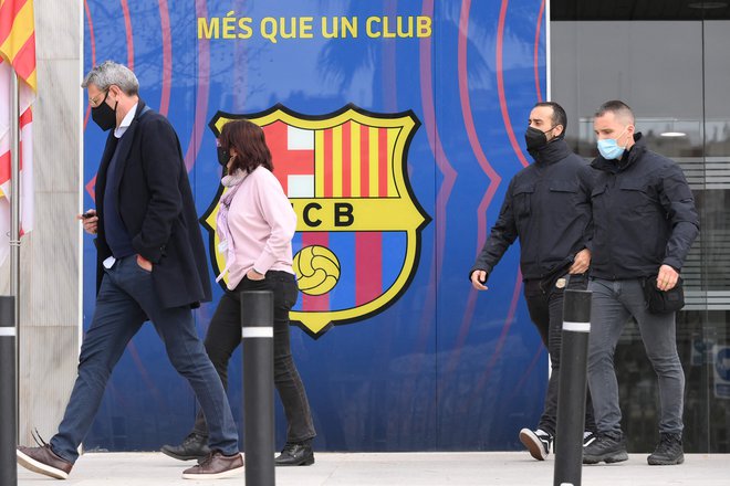 Katalonska regionalna policija je takole zapustila prostore FC Barcelona, kjer je opravila preiskave. FOTO: Lluis Gene/AFP