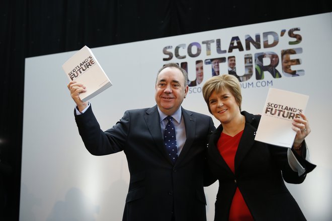Nekdanji škotski prvi minister Alex Salmond in njegova takratna namestnica Nicola Sturgeon pred referendumom o škotski neodvisnosti leta 2014. Foto. Reuters/Russell Cheyne