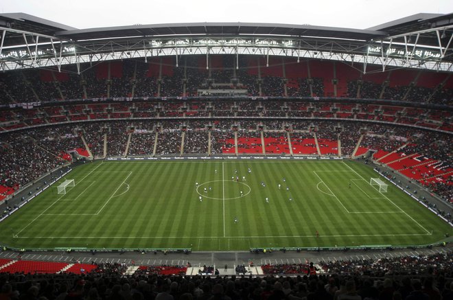 Za izvedbo prvovrstnega športnega spektakla imajo Anglija, Škotska, Wales, Severna Irska in Irska že zdaj vrhunsko stadionsko infrstrukturo, v kateri je osrednje prizorišče londonski Wembley. FOTO: Reuters