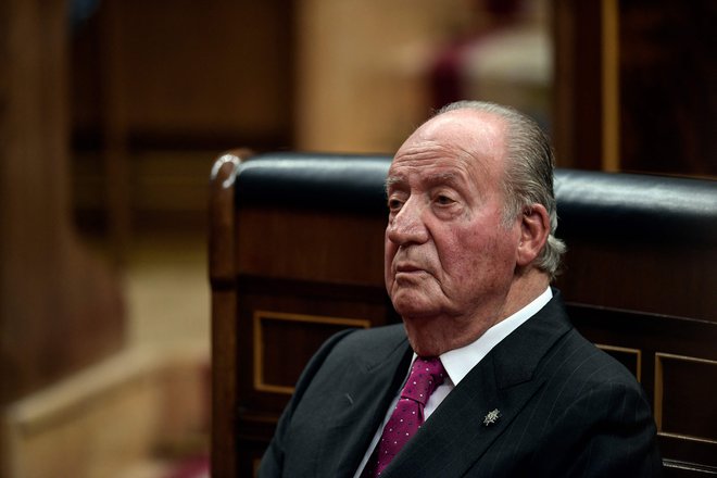 Juan Carlos je redno v stikih z družino in prijatelji, ki ga v Abu Dabiju tudi obiskujejo. Ob odhodu je poudaril, da ne beži pred roko pravice in je pripravljen sodelovati s tožilstvom. FOTO: Oscar Del Pozo/AFP