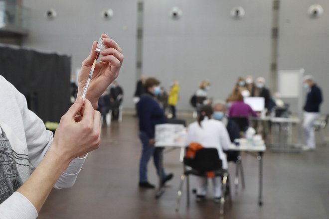 Kdaj točno bodo cepljeni zaposleni v šolstvu, še ni znano. FOTO: Leon Vidic/Delo