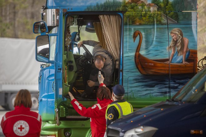 V prvem valu smo epidemijo uspeli obvladati s strogimi ukrepi in virus skoraj iztrebili, potem smo popustili. FOTO: Voranc Vogel/Delo