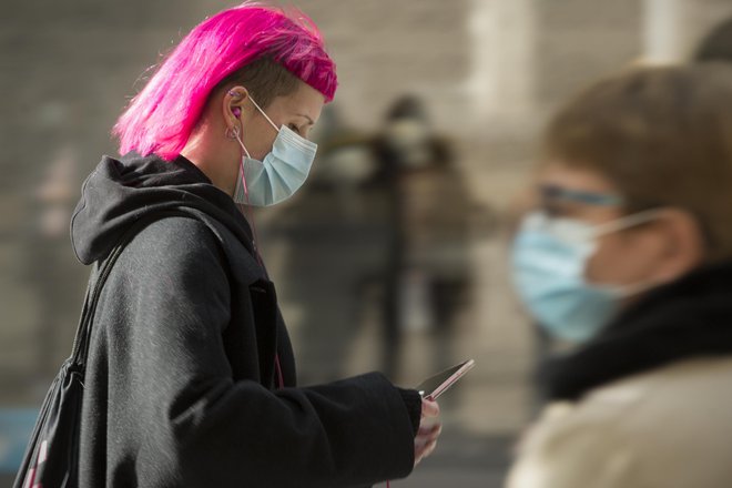 Kaj če bi lahko kar mobilno izvedeli, kje je najbližji mogoč prevoz in še plačali vozovnico? FOTO: Jure Eržen/Delo