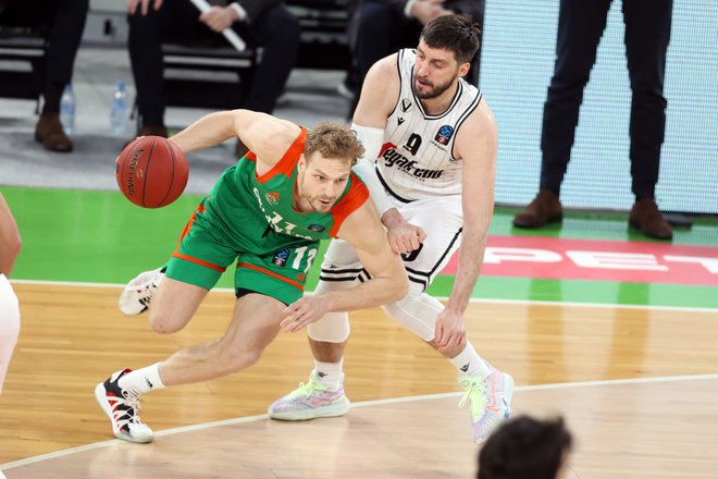 Jaka Blažič (z žogo) je bil tudi tokrat najboljši strelec ljubljanske zasedbe. FOTO: Cedevita Olimpija