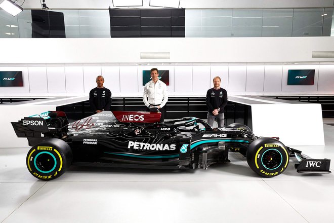 Lewis Hamilton (levo) in Valtteri Bottas (desno) bosta letos vlogo&nbsp;favoritov potrjevala z mercedesom W12. FOTO: Steve Etherington/AFP